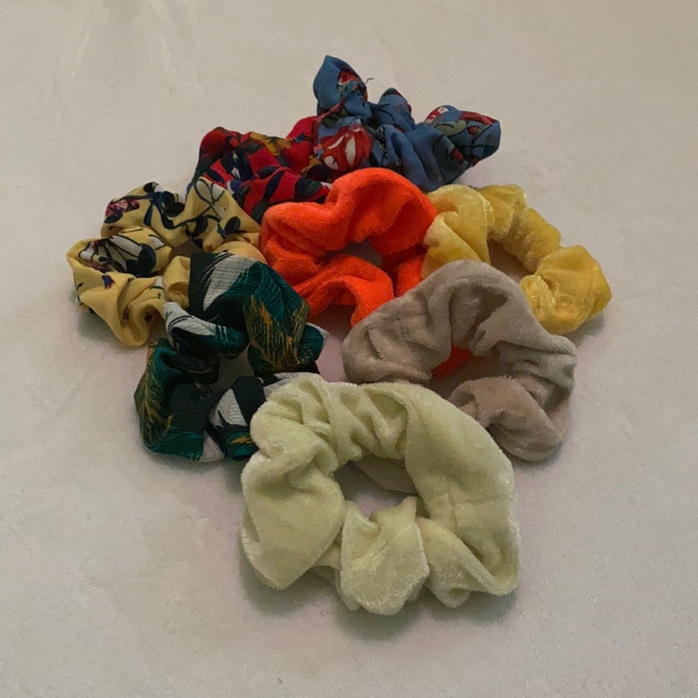 8 scrunchies
